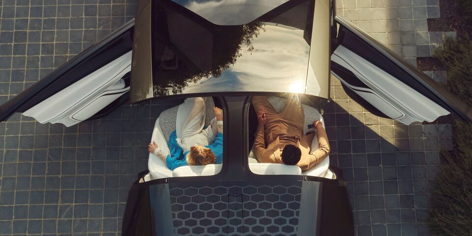 Vue aérienne du Cadillac InnerSpace avec les portes et le toit ouverts.