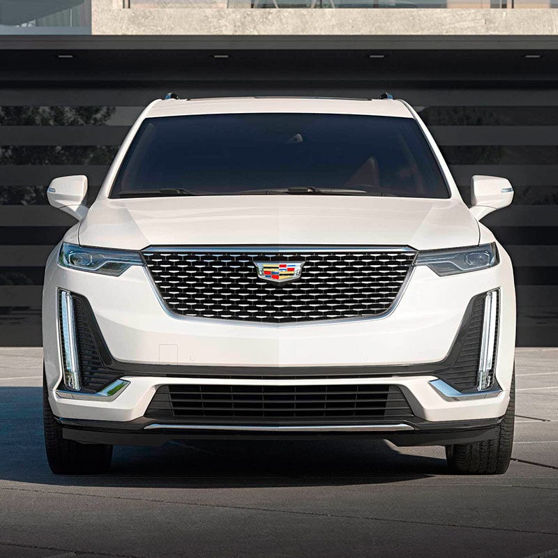 Vue avant du VUS intermédiaire à 7 places Cadillac XT6 2023.