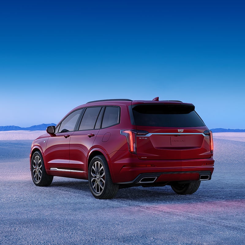 Vue latérale arrière du VUS intermédiaire à 7 places Cadillac XT6 2023.