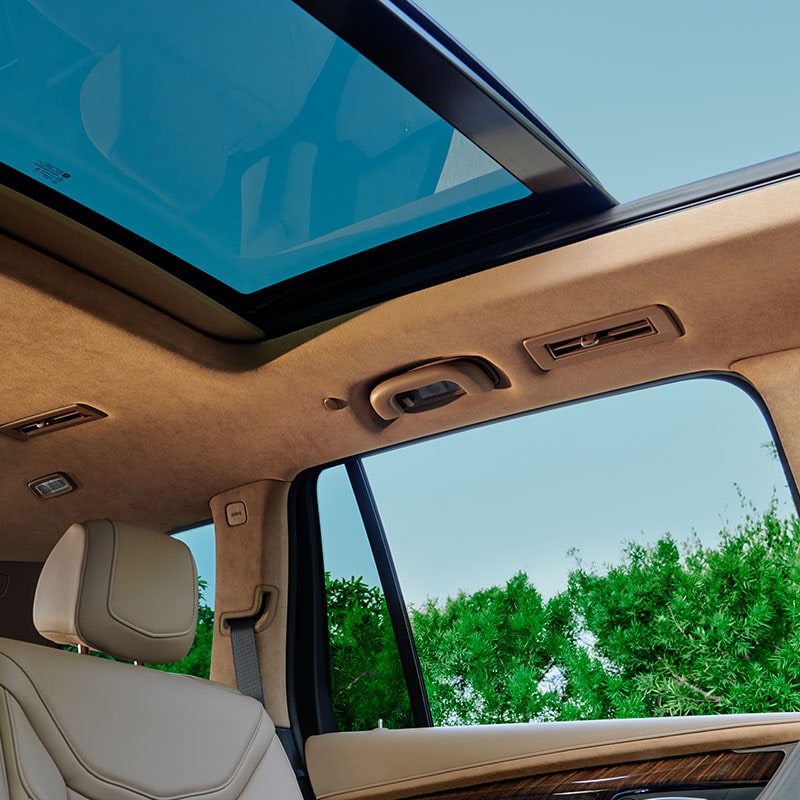 Vue du toit ouvrant panoramique UltraView du Cadillac XT6 2023.