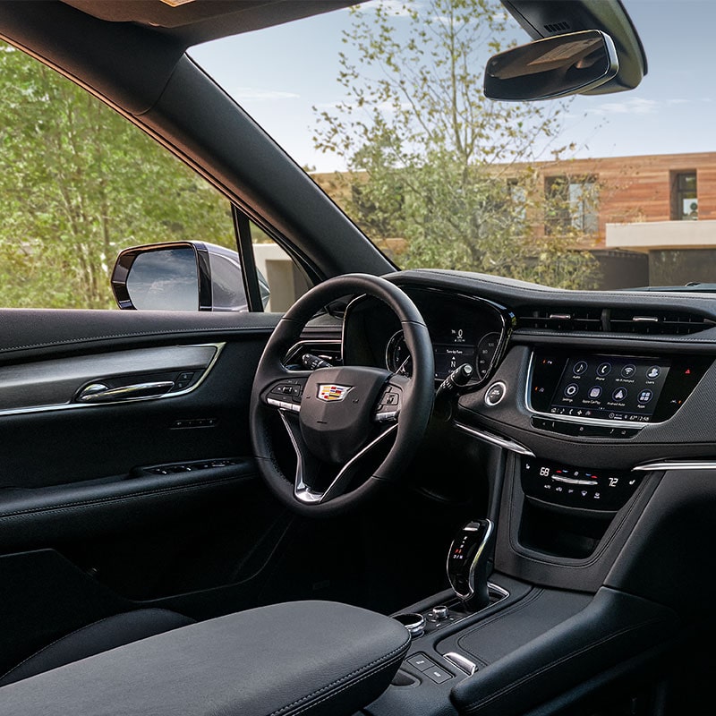 Habitacle côté conducteur du VUS intermédiaire à 7 places Cadillac XT6 2023.