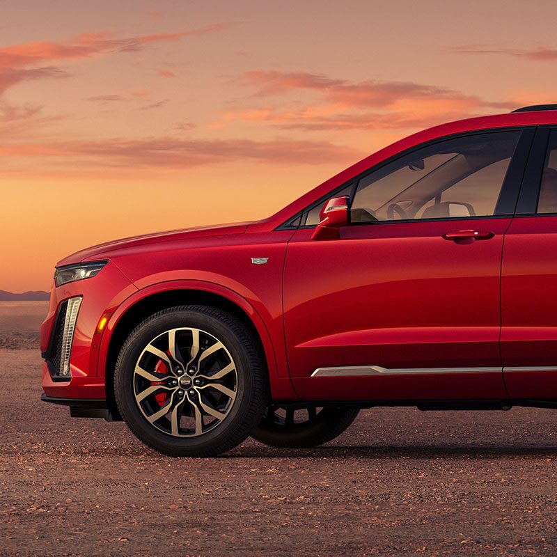 Vue latérale gauche du VUS intermédiaire à 7 places Cadillac XT6 2023.
