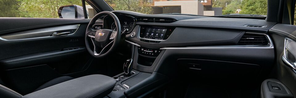 Habitacle côté conducteur du Cadillac XT6 2023.