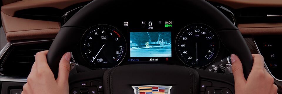 Volant et indicateur de vitesse du XT6 2023.
