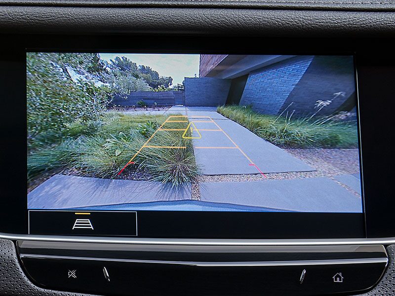 Cadillac XT6 2023 : caméra arrière haute définition.