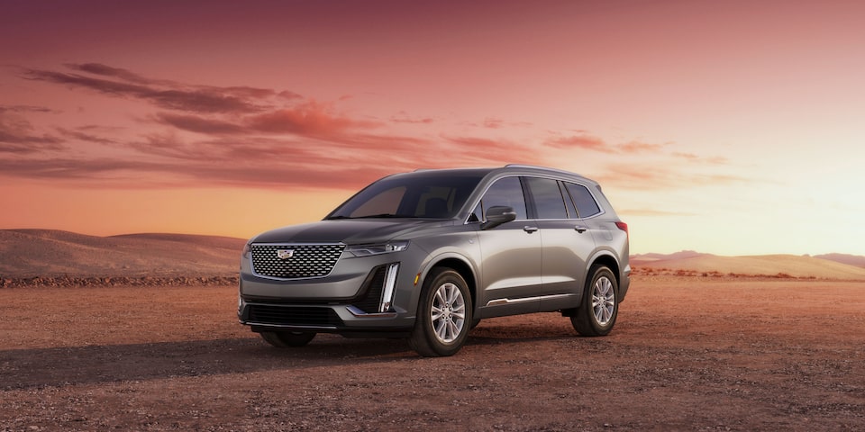 VUS intermédiaire à 7 places Cadillac XT6 2023 dans une vue panoramique.