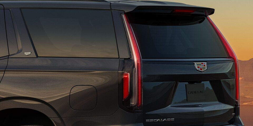 my24-escalade-features-exterior-light-blade-led-lamps.jpg