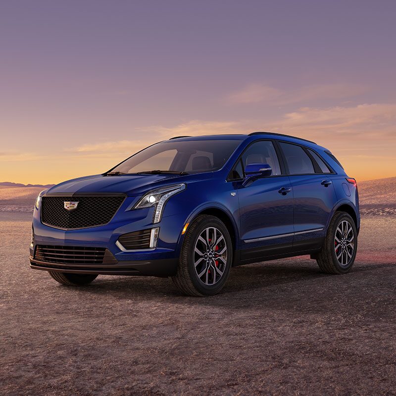 Le Cadillac XT5 2024 stationné sur une plaine.