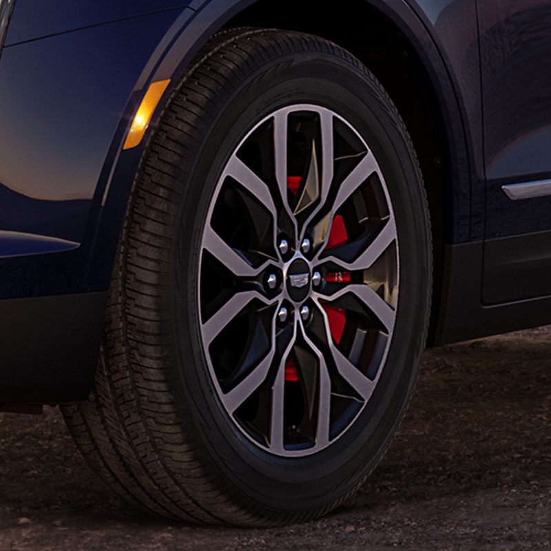 Vue rapprochée d’un pneu du Cadillac XT5 2024.