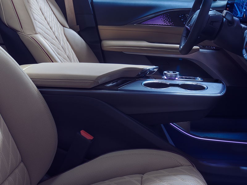 Vue rapprochée de la console centrale intérieure de la Cadillac LYRIQ 2025.