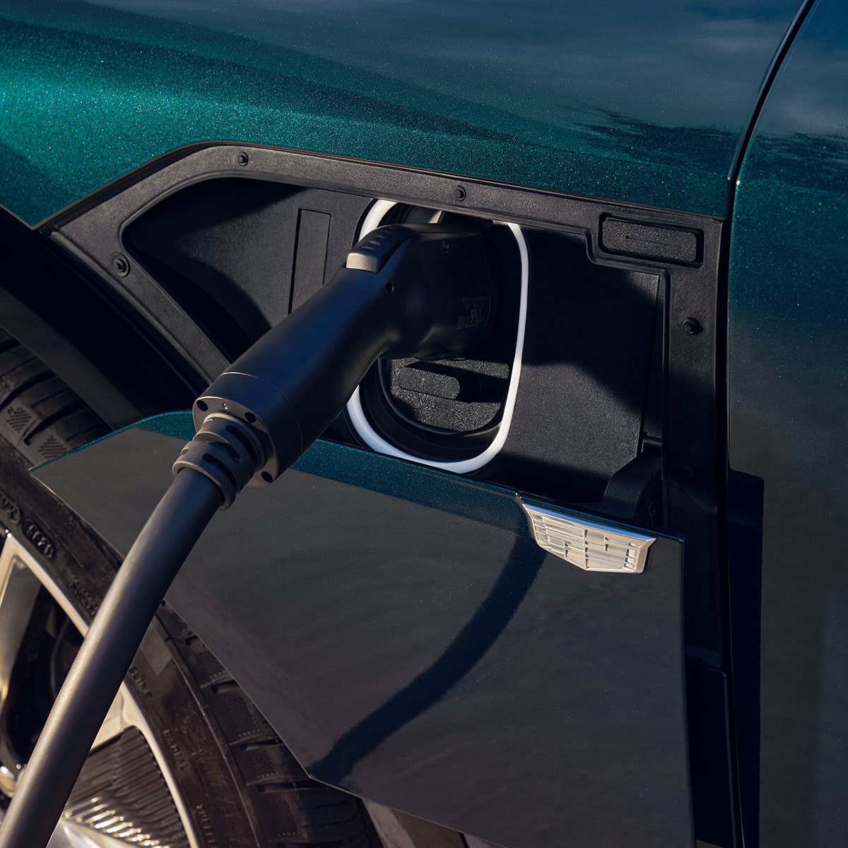 Vue rapprochée d'une Cadillac LYRIQ 2025 en cours de recharge EV.