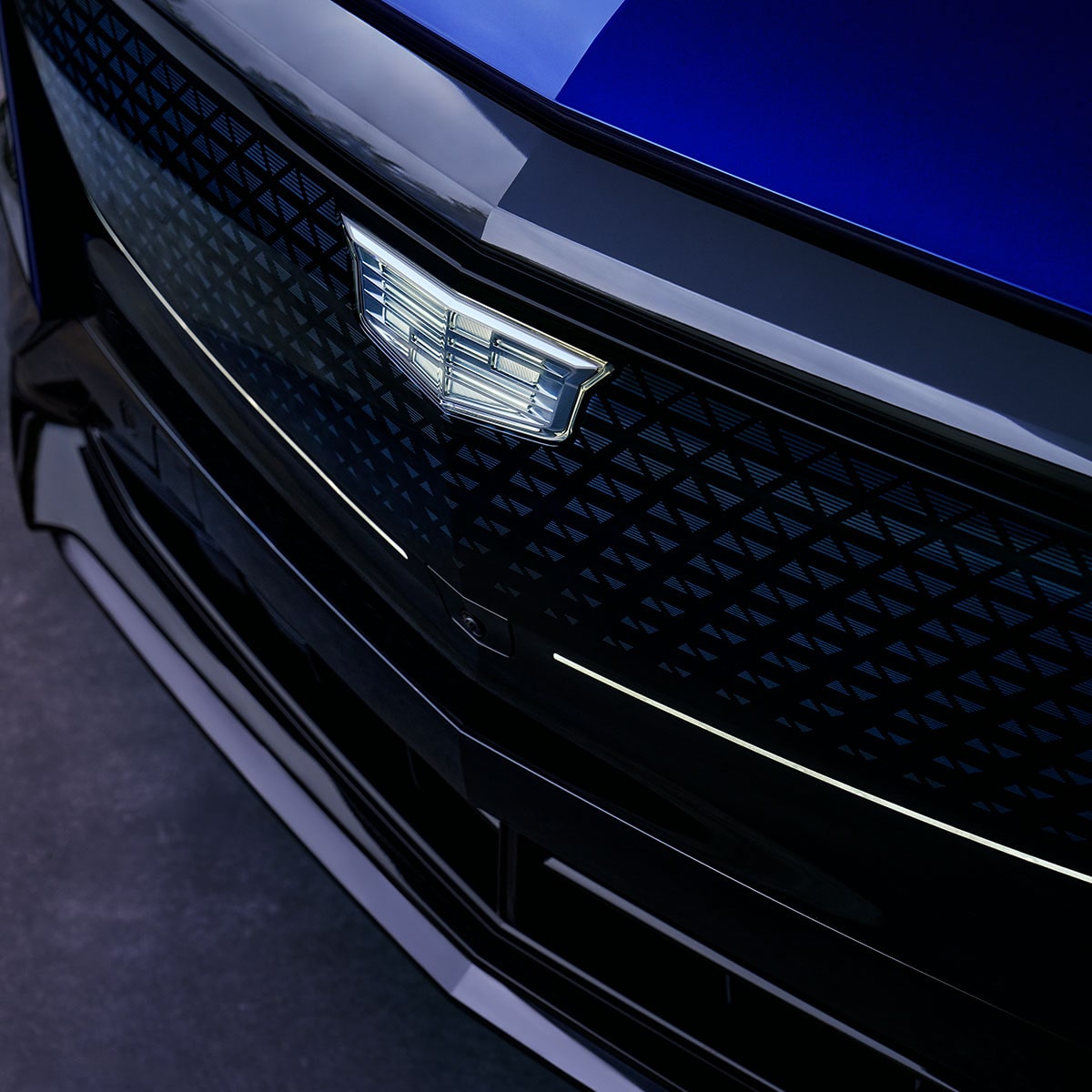 Vue rapprochée de la calandre et du logo Cadillac sur la Cadillac LYRIQ 2025.