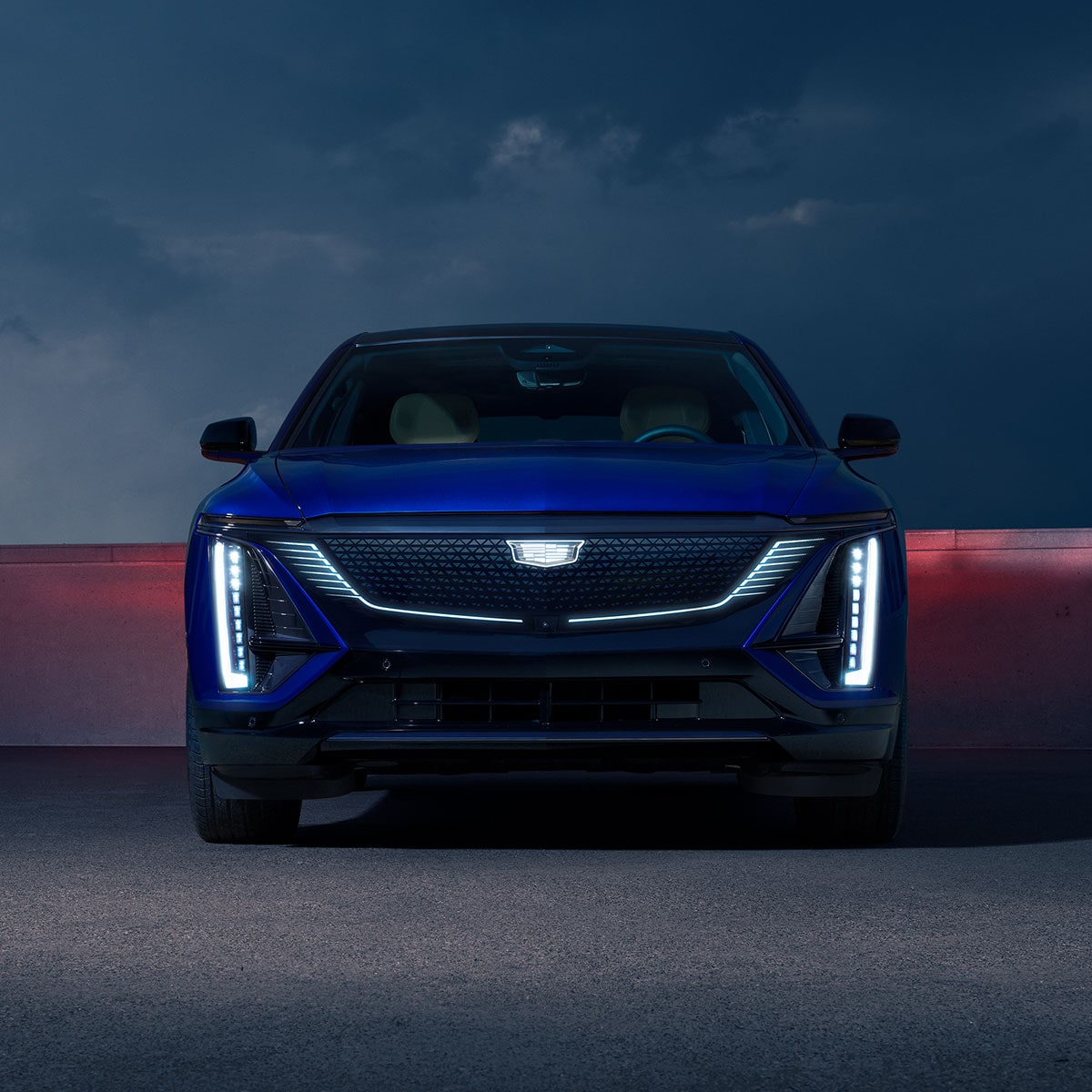 Vue de face de la Cadillac LYRIQ 2025 stationnée sur un toit la nuit.