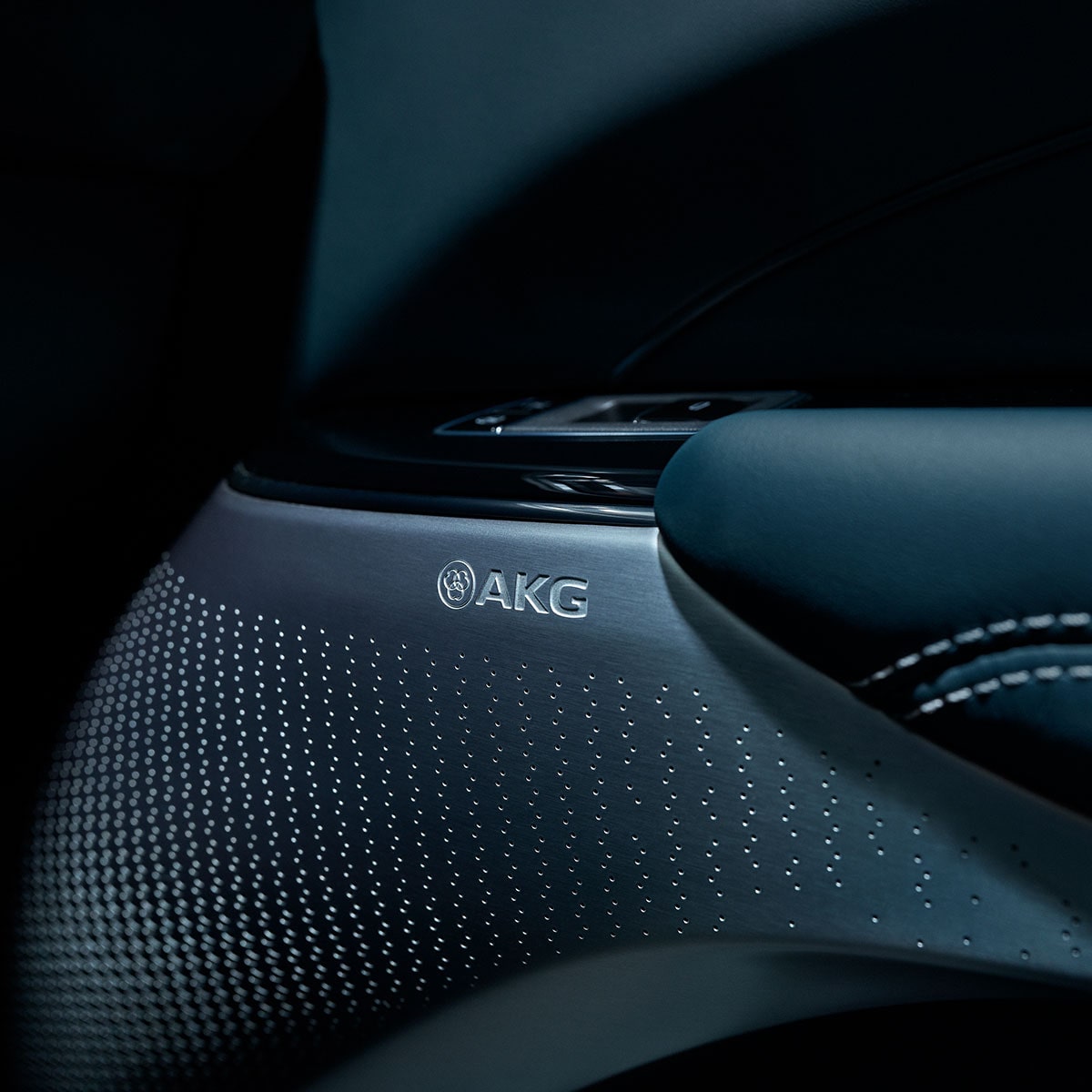 Vue rapprochée du système audio AKG sur le panneau de porte de la Cadillac LYRIQ 2025.