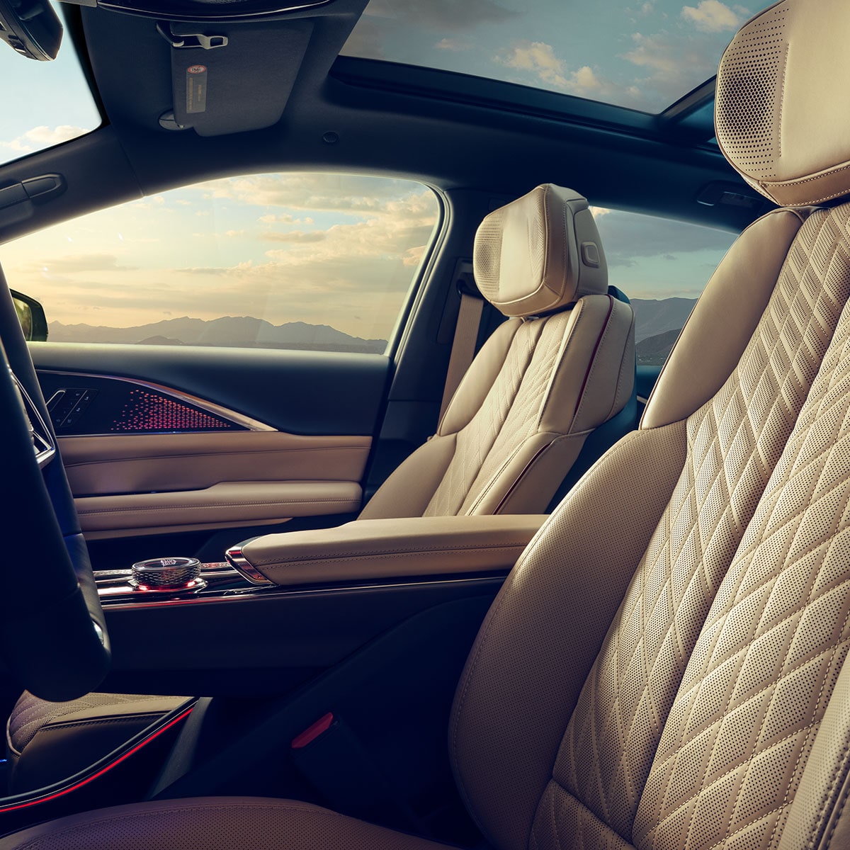 Vue latérale des sièges en cuir confortables sur la Cadillac LYRIQ 2025.