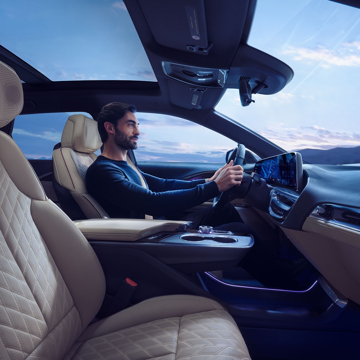Vue latérale des intérieurs confortables de la Cadillac LYRIQ 2025 avec une personne au volant.