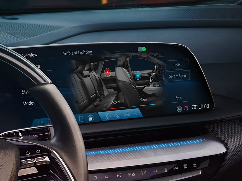 Vue rapprochée des options d’éclairage affichées sur l’écran du système d’infodivertissement du VUS électrique Cadillac OPTIQ 2025.