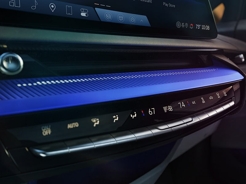 Vue rapprochée de la nuance bleu fantôme du VUS électrique Cadillac OPTIQ 2025.