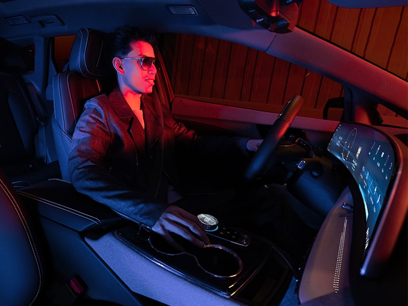 Une personne tient le volant du VUS électrique Cadillac OPTIQ 2025 à une main.