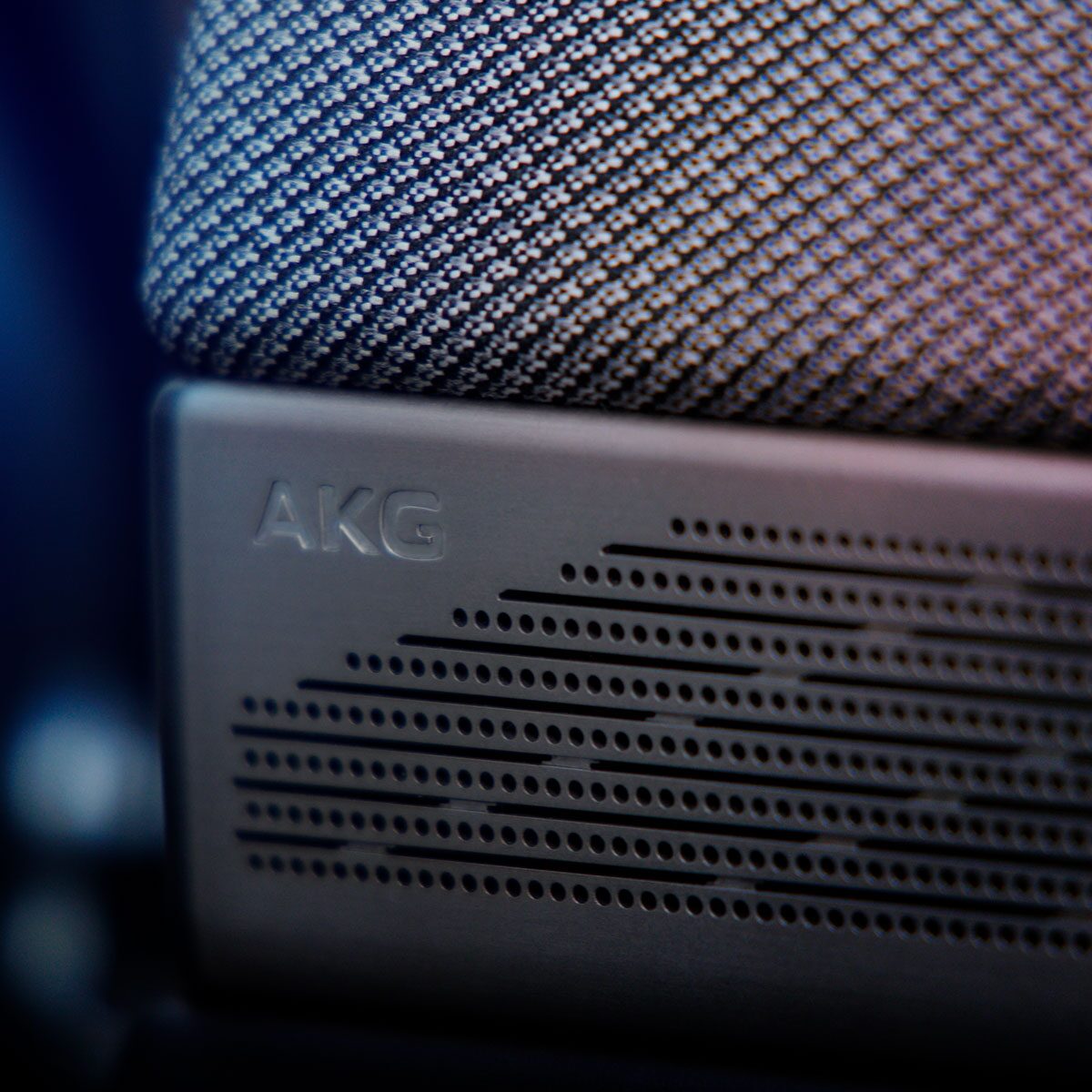 Vue rapprochée du système sonore AKG du VUS électrique Cadillac OPTIQ 2025.