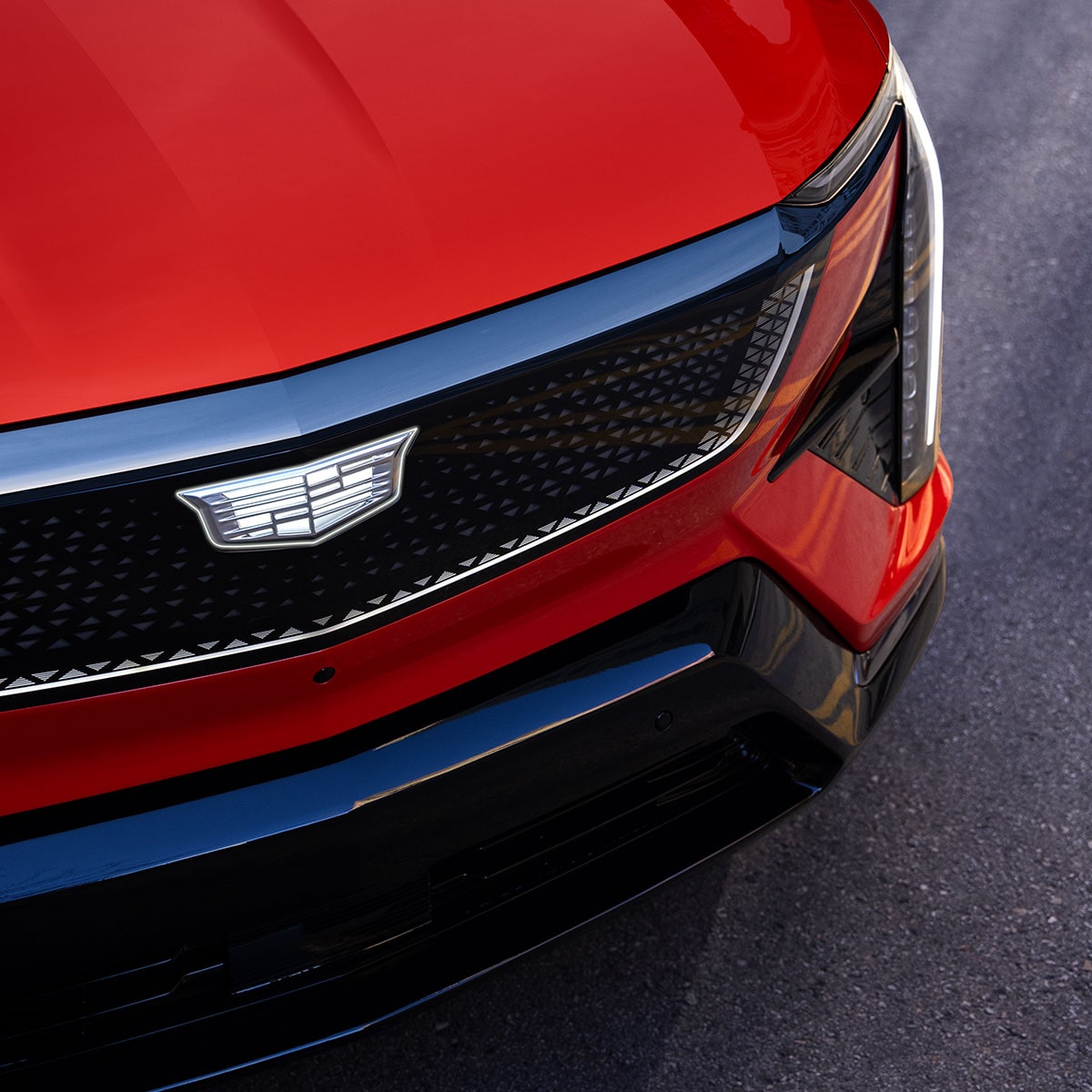 Vue aérienne de la calandre et d’un phare du VUS électrique Cadillac OPTIQ 2025.