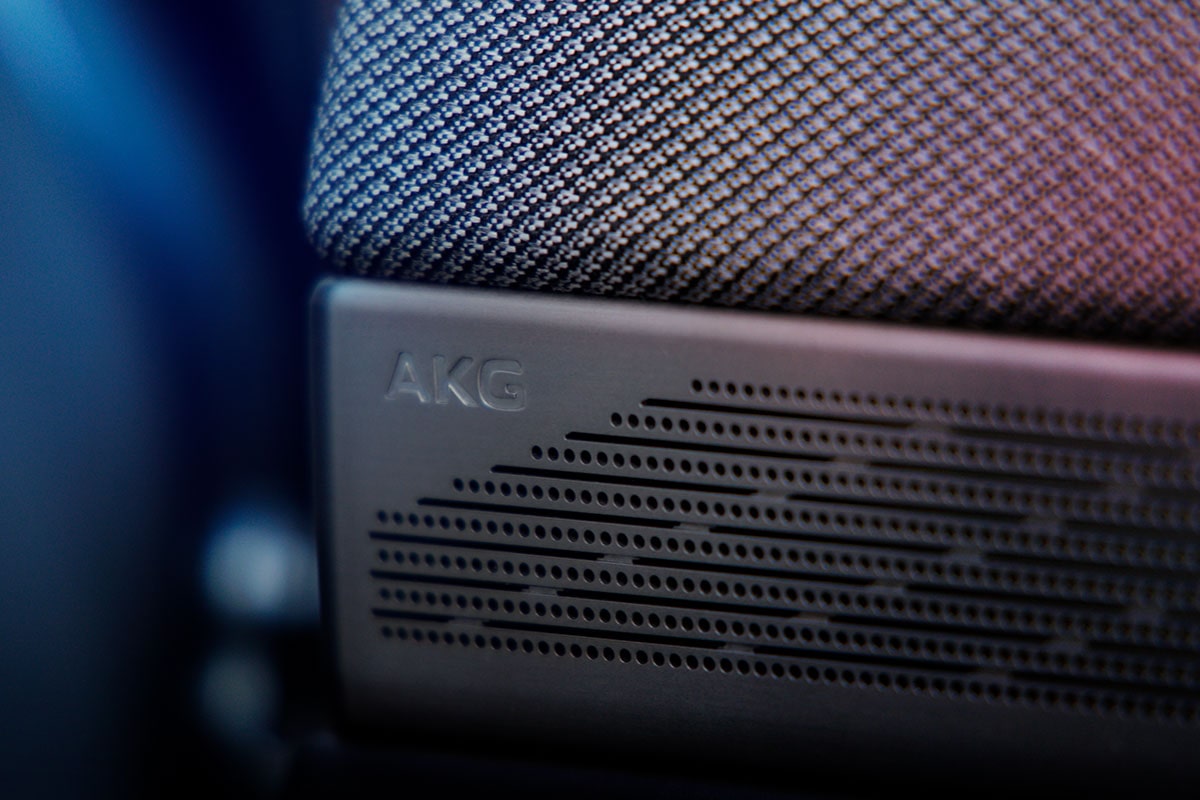 Vue rapprochée du système sonore AKG du VUS électrique Cadillac OPTIQ 2025.