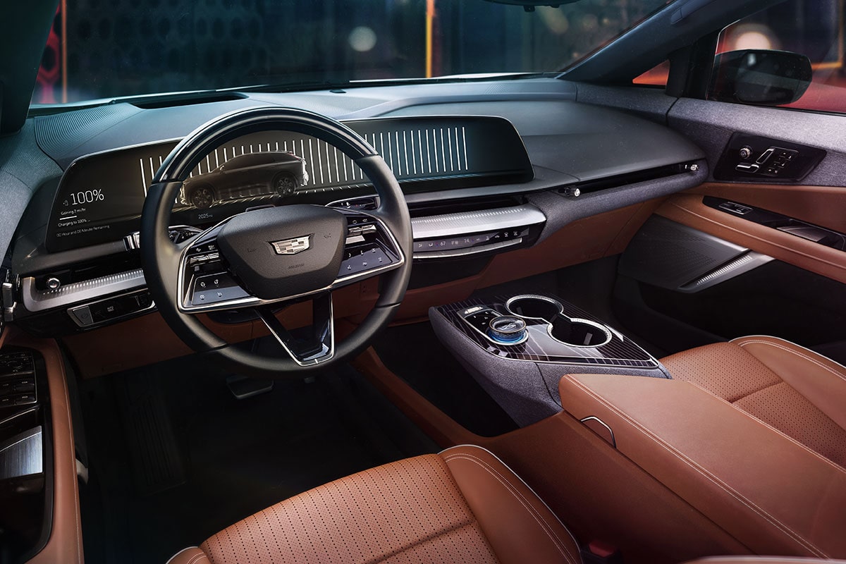 L'habitacle spacieux du VUS électrique Cadillac OPTIQ 2025 vu par le conducteur.