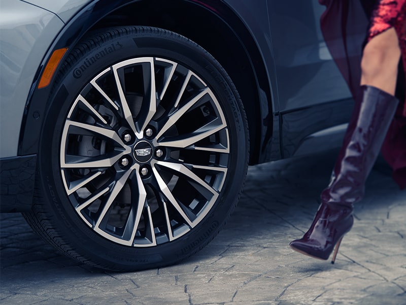 Close up view of the alloy wheels on the 2025 Cadillac XT4.