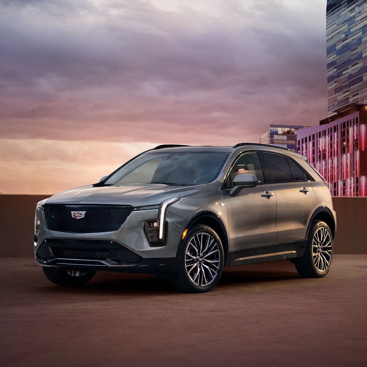 Vue latérale avant du Cadillac XT4 2025 stationné seul sur le toit d’un bâtiment.