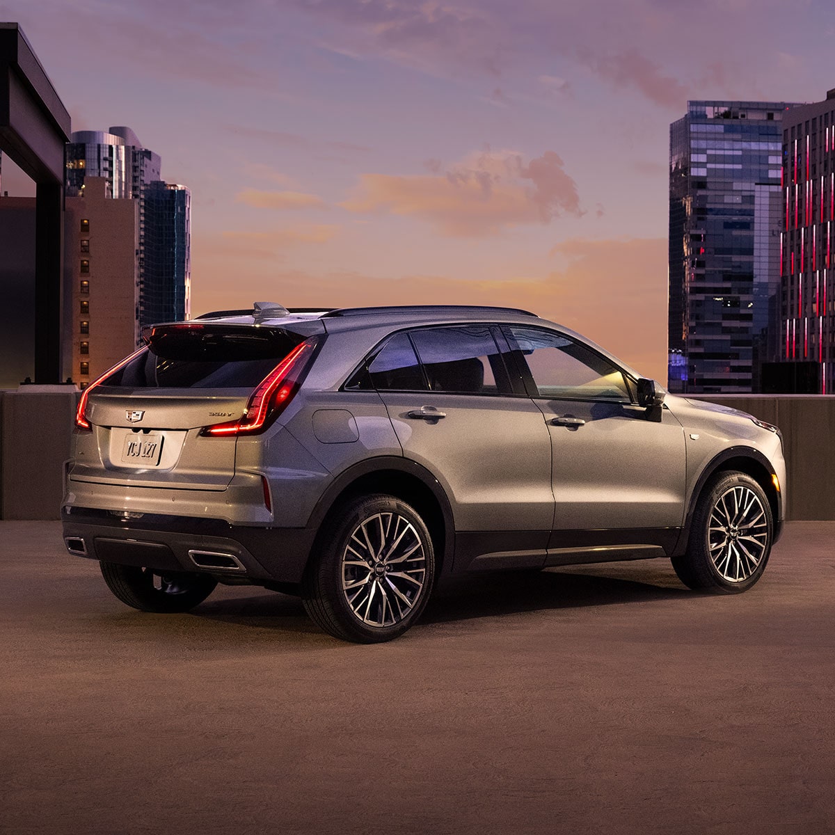 Vue latérale arrière du Cadillac XT4 2025 stationné sur le toit d’un bâtiment.