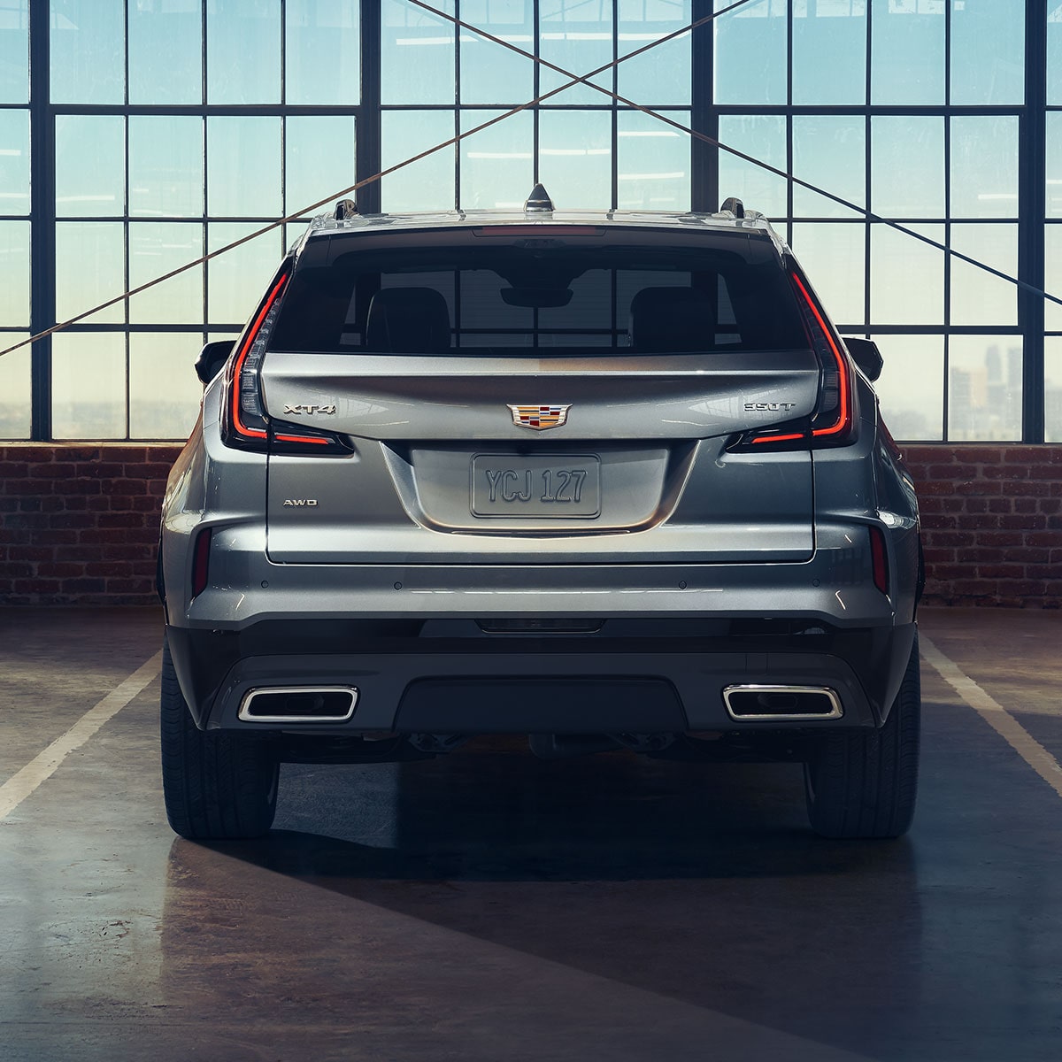 Vue arrière du Cadillac XT4 2025 stationné dans un bâtiment.