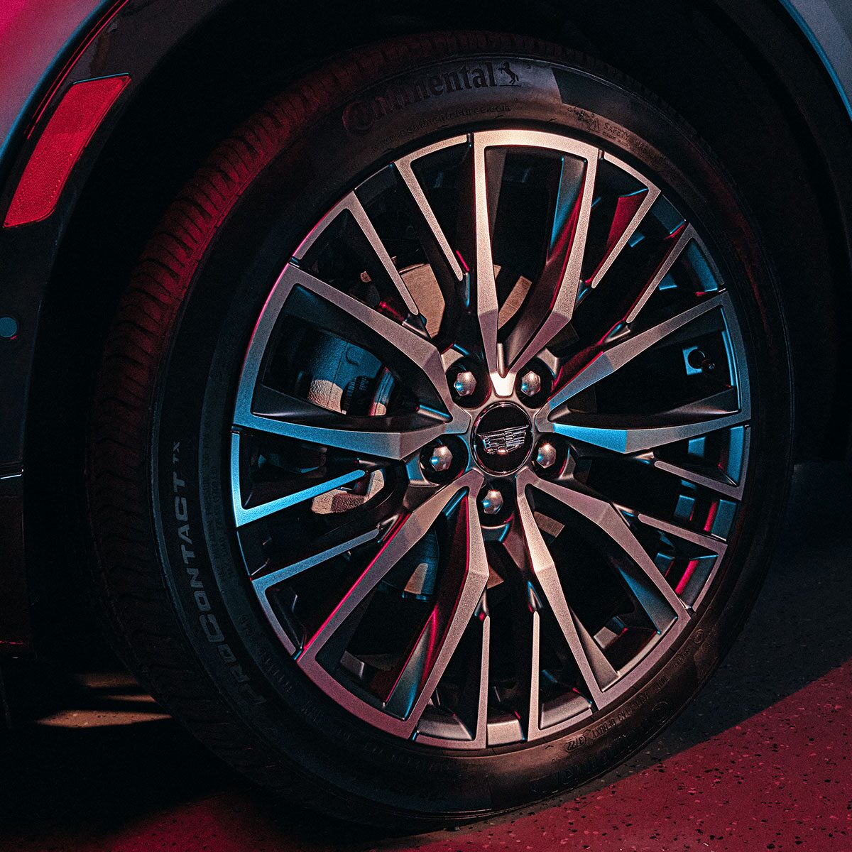 Vue rapprochée des roues du Cadillac XT4 2025.