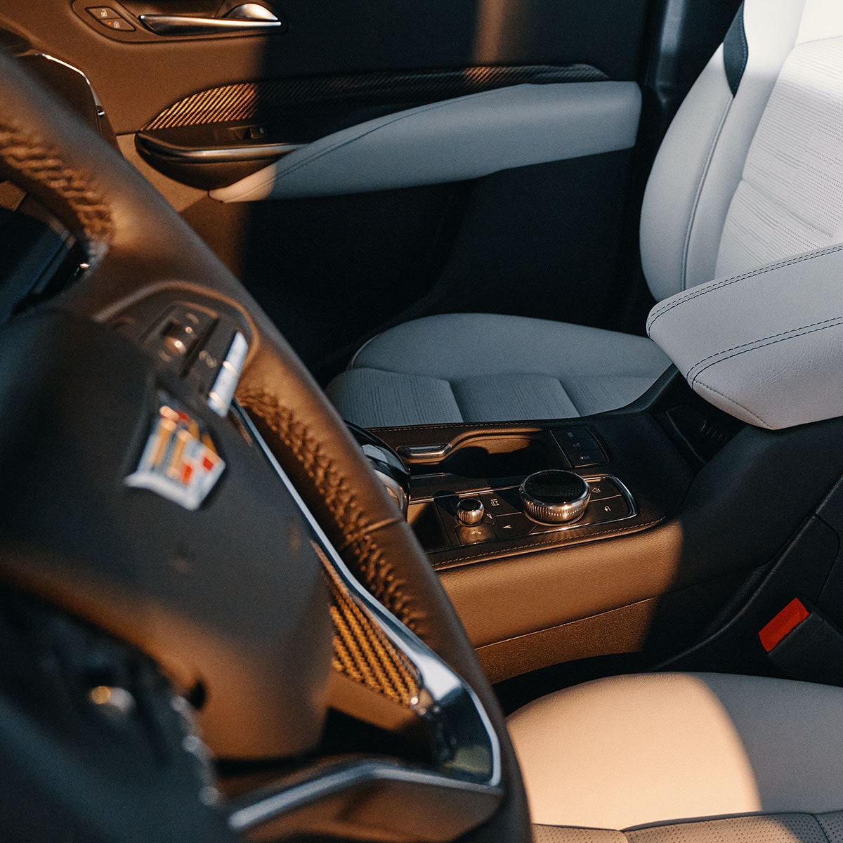 Vue latérale du volant et de l’habitacle côté conducteur du Cadillac XT4 2025.