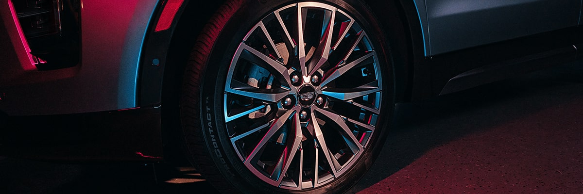 Close up view of the wheels on the 2025 Cadillac XT4.