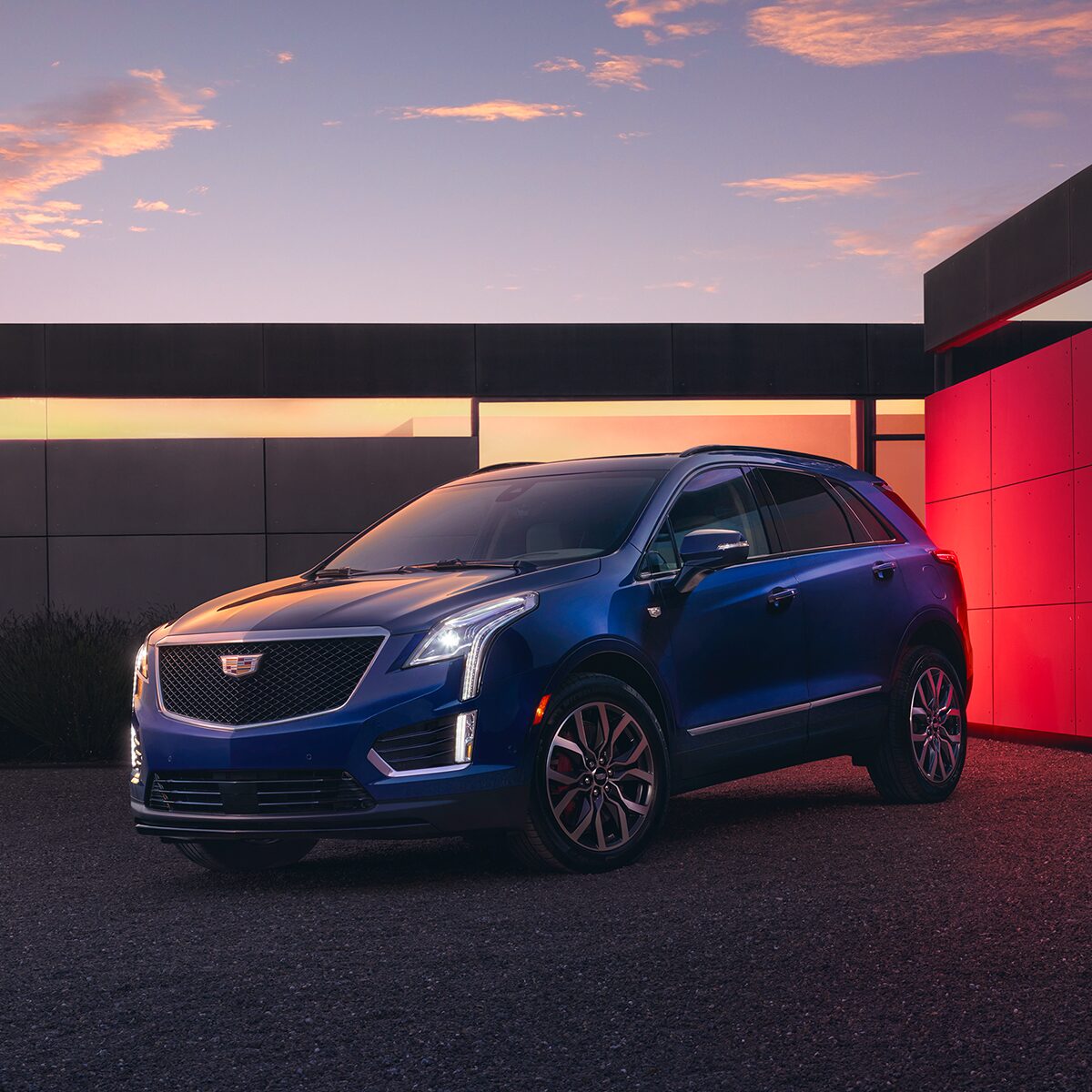 VUS de luxe Cadillac XT5 2025 stationné à côté de deux murs.