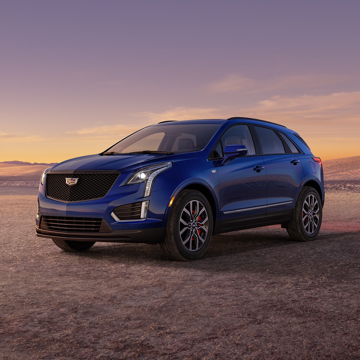 Un VUS de luxe Cadillac XT5 2025 stationné seul au lever du soleil.