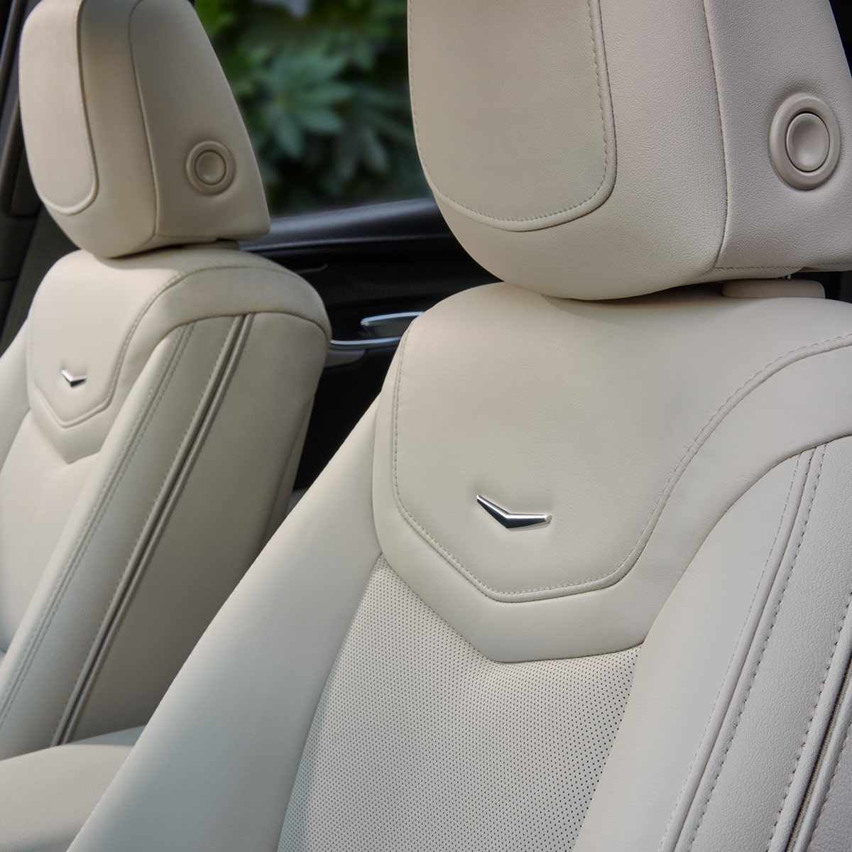 Vue rapprochée des sièges confortables du VUS de luxe Cadillac XT5 2025.