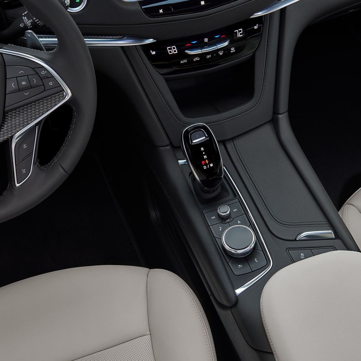 Vue rapprochée du levier de vitesse du VUS de luxe Cadillac XT5 2025.