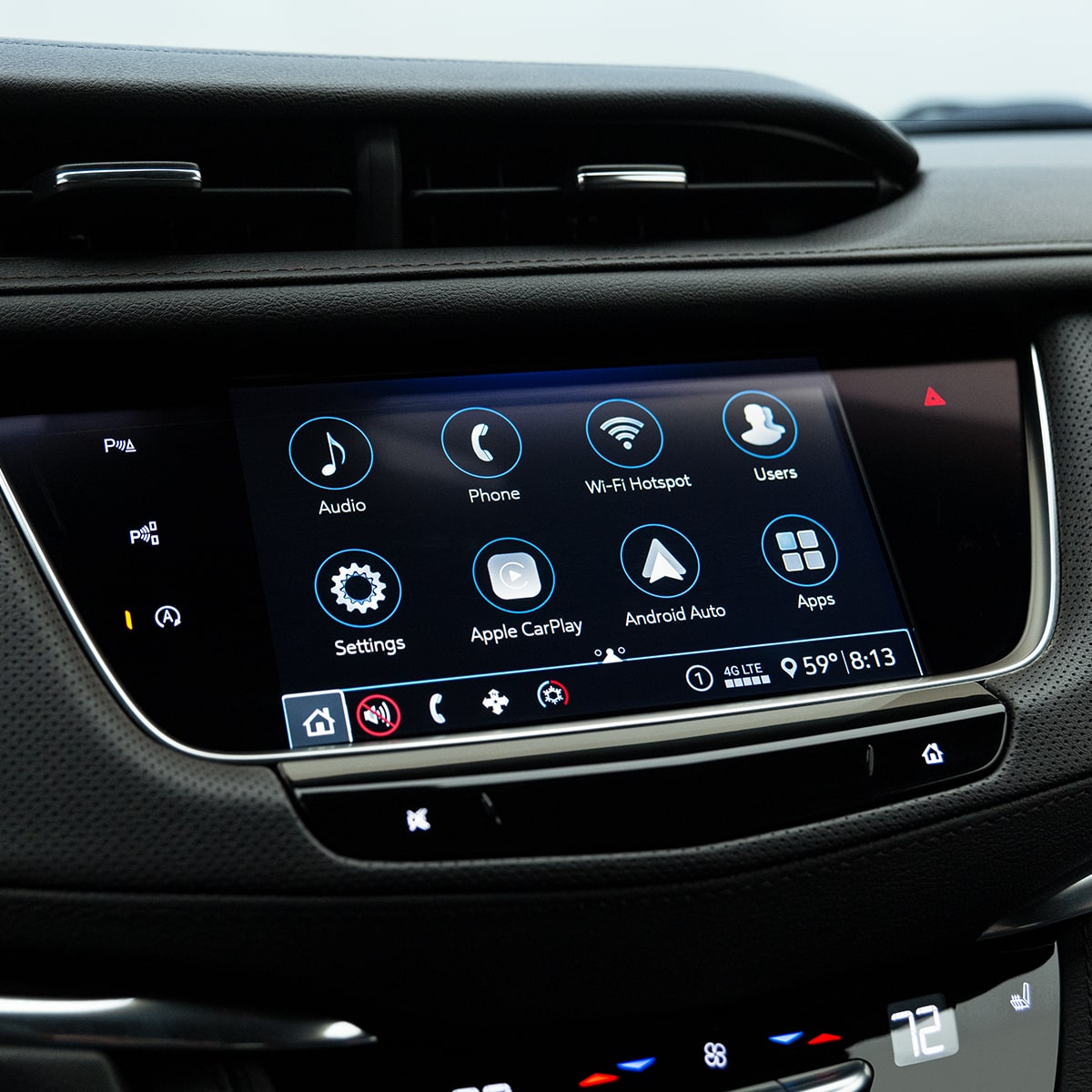 Plusieurs applis affichées sur l’écran du système d’infodivertissement du VUS de luxe Cadillac XT5 2025.