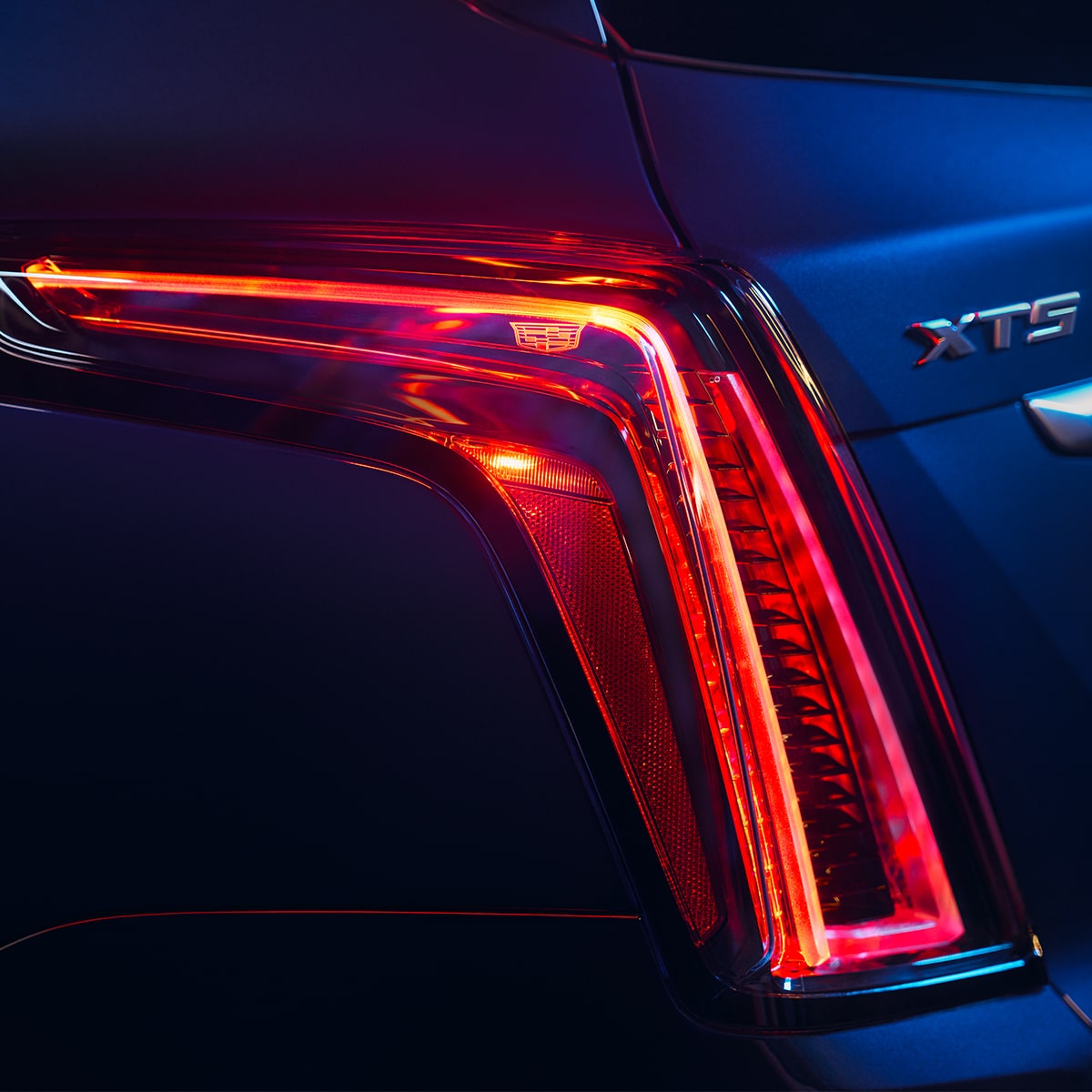 Vue rapprochée des feux arrière du VUS de luxe Cadillac XT5 2025.