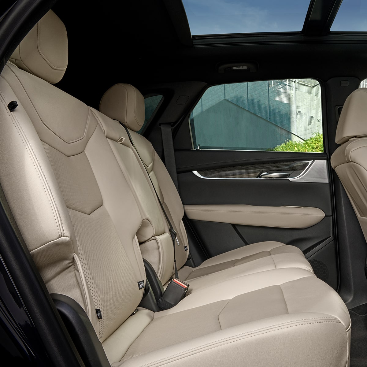 Vue latérale des sièges arrière confortables du VUS de luxe Cadillac XT5 2025.