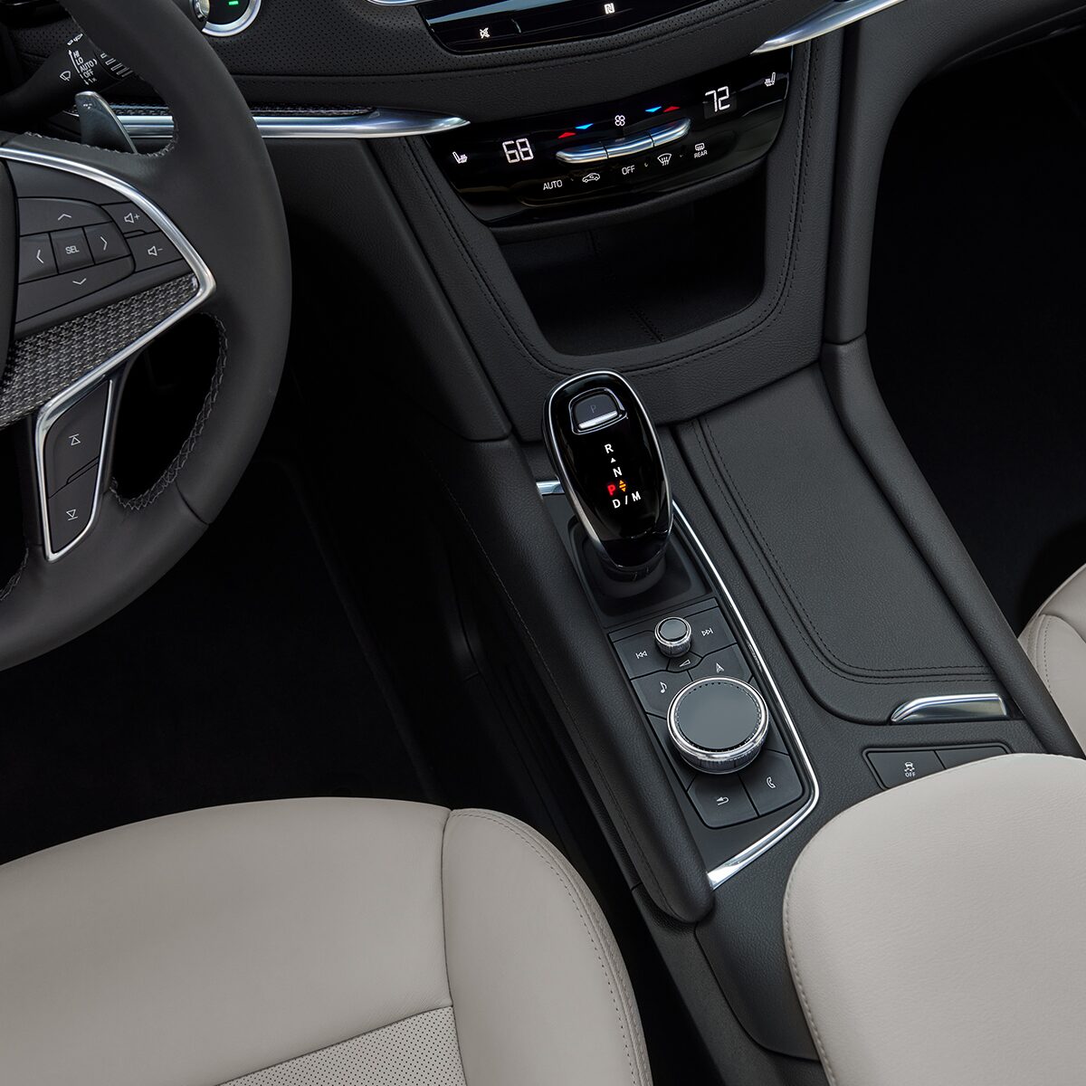 Vue rapprochée du levier de vitesse du VUS de luxe Cadillac XT5 2025.