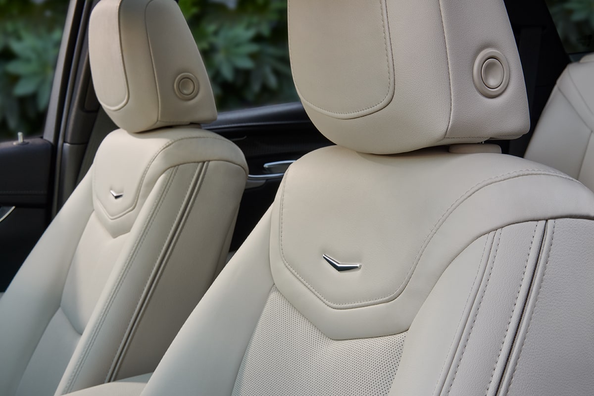 Sièges en cuir haut de gamme du VUS de luxe Cadillac XT5 2025.