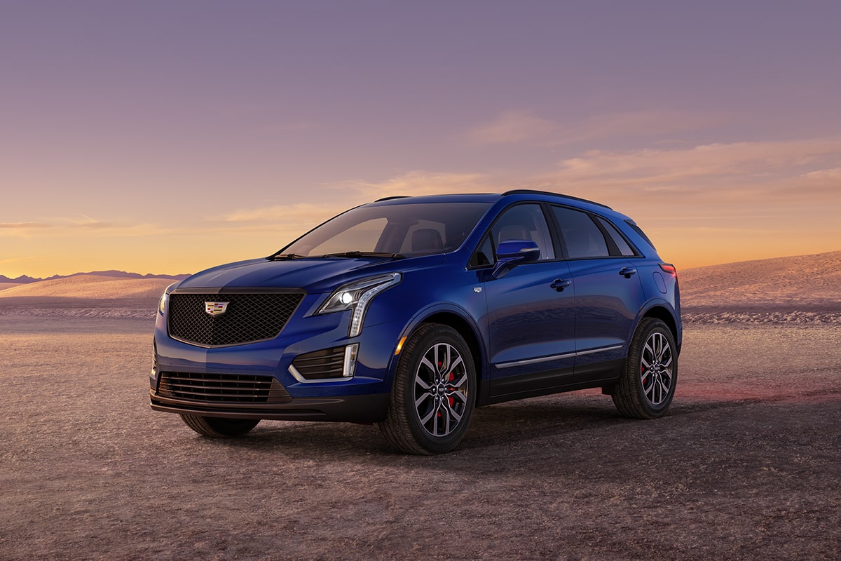 Un VUS de luxe Cadillac XT5 2025 stationné seul au lever du soleil.