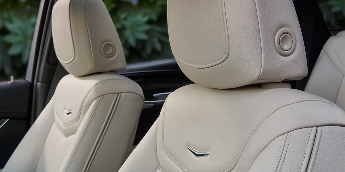 Vue rapprochée des sièges confortables du VUS de luxe Cadillac XT5 2025.