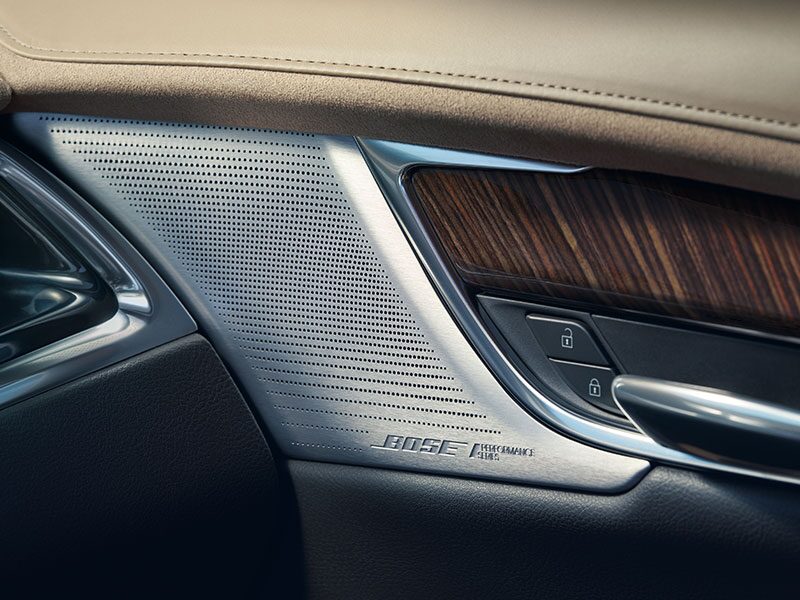Vue rapprochée du système sonore Bose du VUS intermédiaire 7 passagers Cadillac XT6 2025.