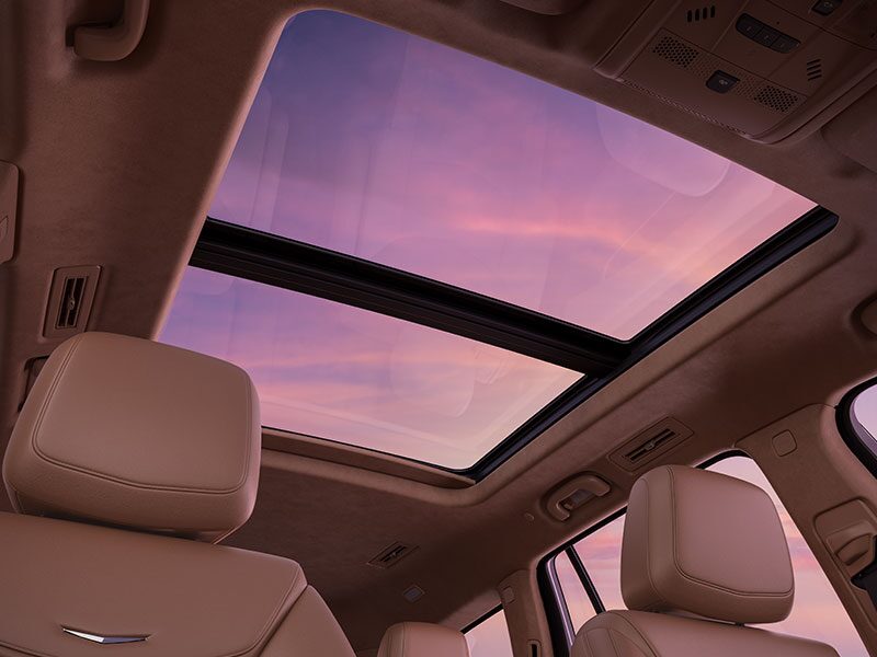 Vue rapprochée du toit ouvrant UltraView du VUS intermédiaire 7 passagers Cadillac XT6 2025.