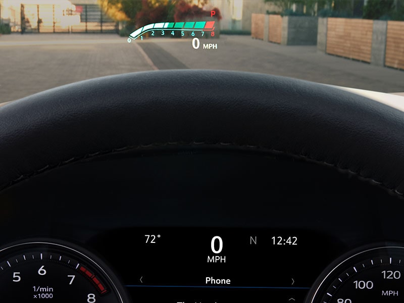 Le volant du VUS intermédiaire 7 passagers Cadillac XT6 2025 vu par le conducteur.