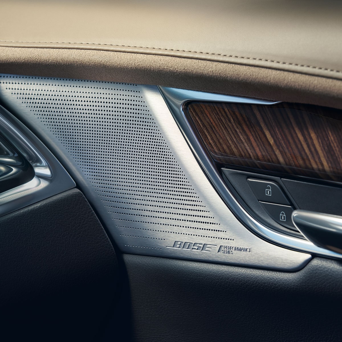 Le système sonore Bose près de la porte du VUS intermédiaire 7 passagers Cadillac XT6 2025.