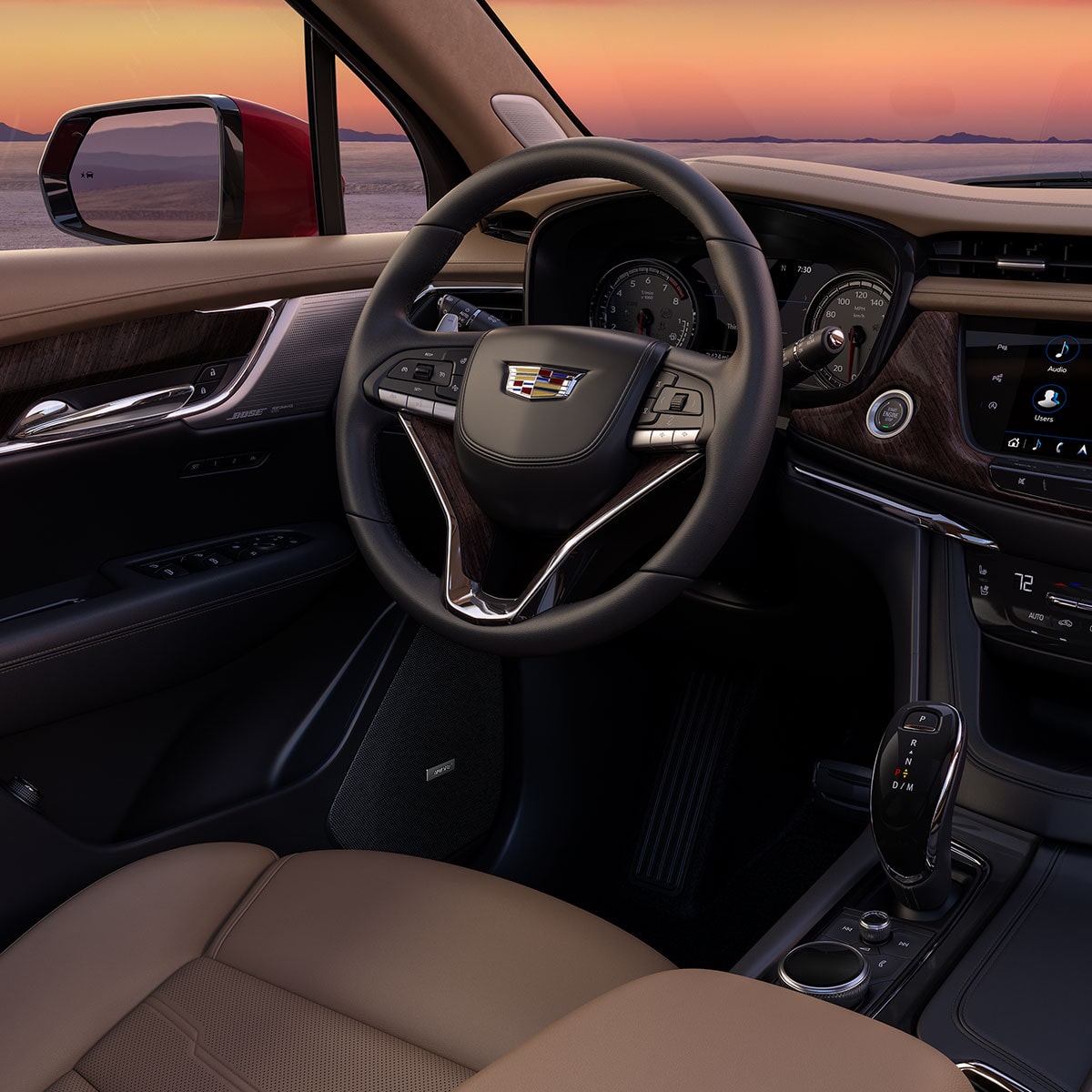 Vue latérale avant du volant du VUS intermédiaire 7 passagers Cadillac XT6 2025.